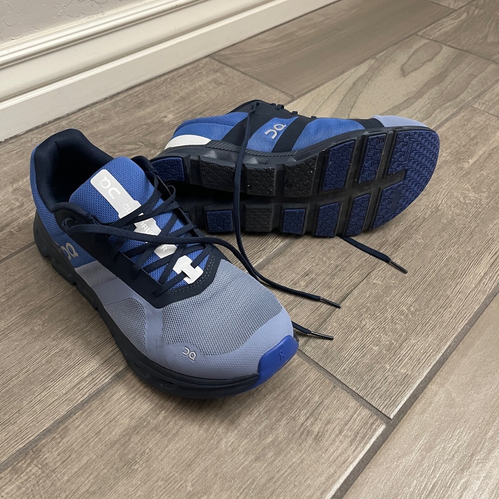 ON Cloudrunner sz 10 Blue